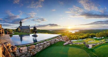 2BR Table Rock Lake Luxury Condo | Sunset Views