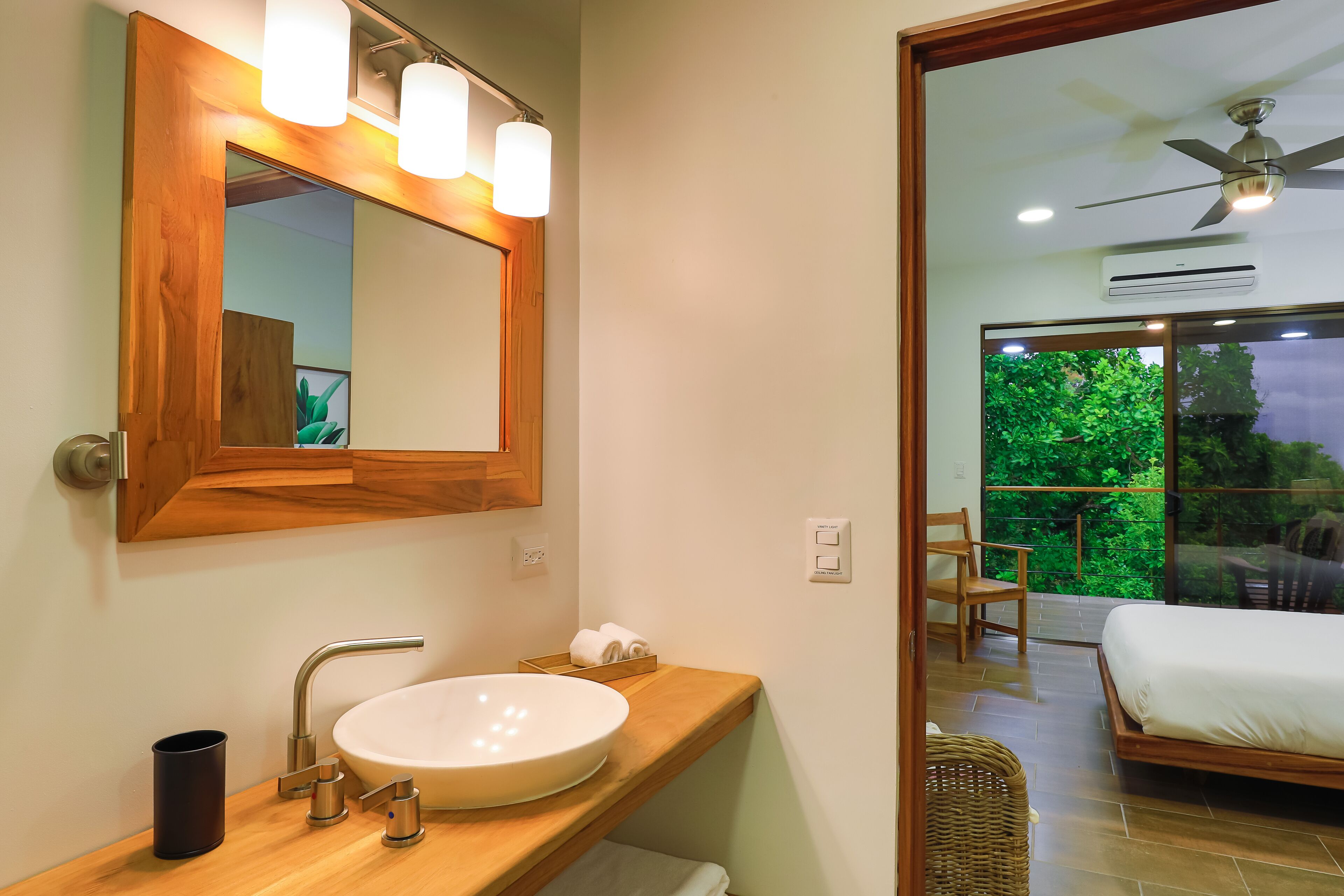 4 habitaciones, tabla de planchar con plancha, cuna de viaje y wifi 