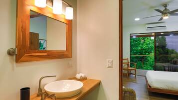 4 habitaciones, tabla de planchar con plancha, cuna de viaje y wifi