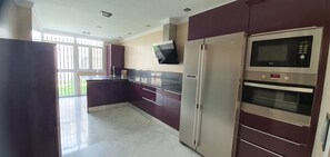 Fridge, microwave, oven, stovetop - House in Tomares, next to Seville. (Tomares)