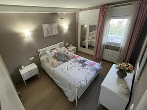 2 camere, ferro/asse da stiro, Wi-Fi gratuito