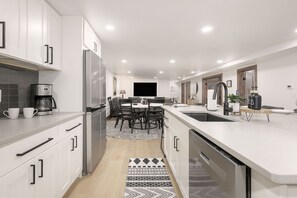 Fridge, microwave, oven, stovetop - Stylish Mountain Getaway (Fraser)