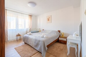 1 dormitori, planxa i posts de planxar, wifi i roba de llit 