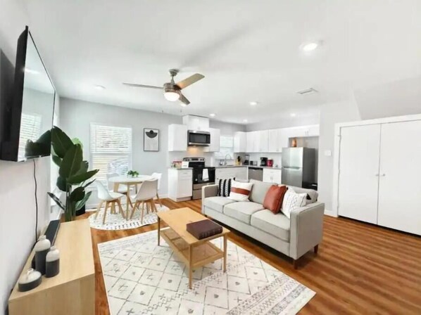 Smart TV - Luxury 3BR Home Downtown Houston and near Airport (Houston)