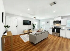 Smart TV - Luxury 3BR Home Downtown Houston and near Airport (Houston)