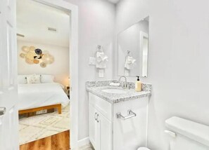 Bathroom - Luxury 3BR Home Downtown Houston and near Airport (Houston)