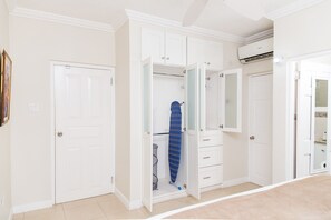 2 bedrooms, iron/ironing board, WiFi, bed sheets - Botanic Bliss Living in Kingston  (Kingston)