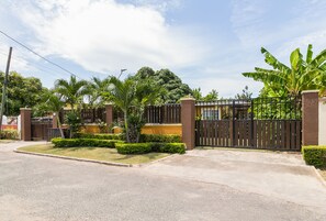 Property grounds - Botanic Bliss Living in Kingston  (Kingston)