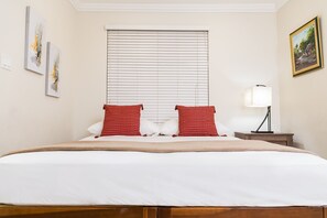 2 bedrooms, iron/ironing board, WiFi, bed sheets - Botanic Bliss Living in Kingston  (Kingston)