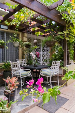 Outdoor dining - Botanic Bliss Living in Kingston  (Kingston)