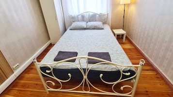 1 bedroom, bed sheets