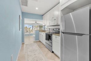 ثلاجة، ميكروويف، فرن، موقد طهي مسطح