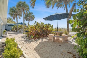 Terrace/patio - Charming Beach Front Studio Steps to the Sand and Gulf (Longboat Key)