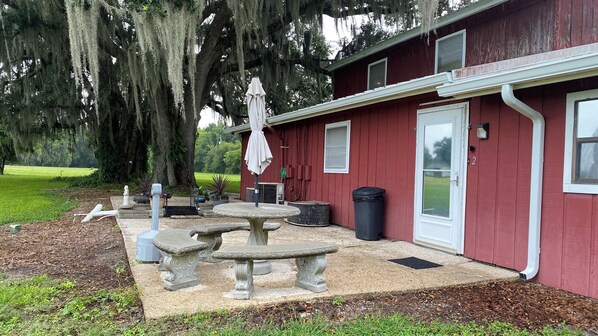 Outdoor dining - Twin Oaks- Barn Apartment (Morgan City)