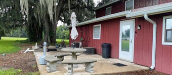 Twin Oaks- Barn Apartment