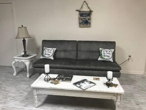 Smart TV, books - Twin Oaks- Barn Apartment (Morgan City)