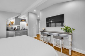 Desk, iron/ironing board, free WiFi, bed sheets - Modern Luxury Contemporary Private Studio Suite West End (Nashville)