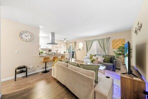 Smart TV, videojuegos, reproductor de DVD y libros 