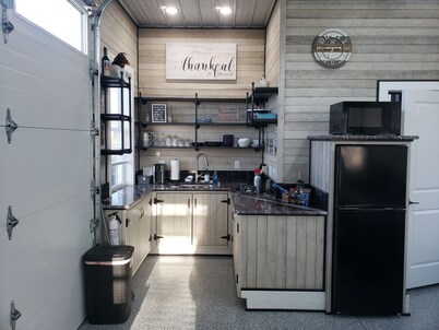 Cozy Garden cottage on 15 acres is perfect executive rental or couples retreat.