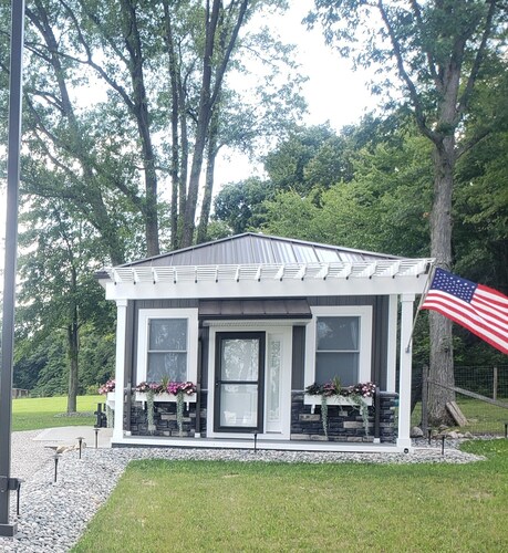 Cozy Garden cottage on 15 acres is perfect executive rental or couples retreat.