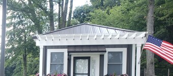 Cozy Garden cottage on 15 acres is perfect executive rental or couples retreat.