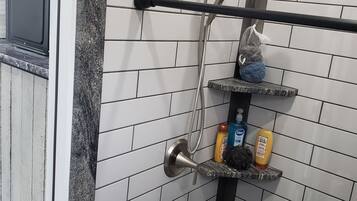 Doccia, asciugacapelli, asciugamani, sapone