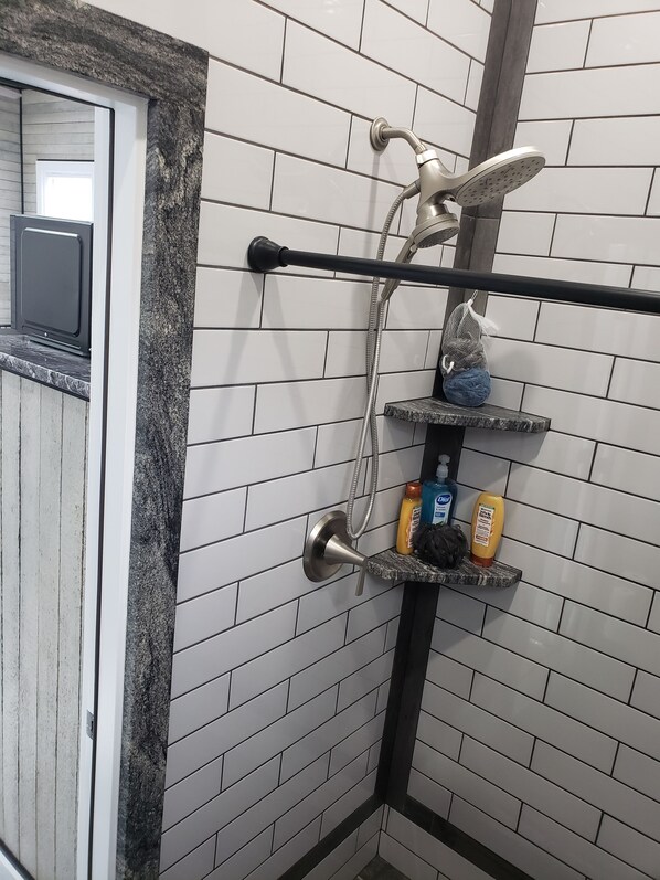 Douche, séchoir à cheveux, serviettes fournies, savon