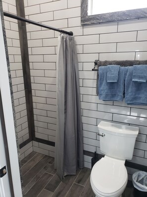 Dusj, hårføner, håndklær og såpe