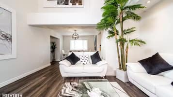 Smart TV, fireplace