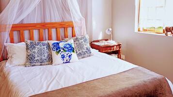 Tabla de planchar con plancha, wifi gratis y ropa de cama