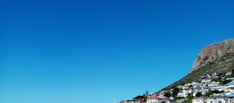 Quaint Cottage with tranquil garden and swimming pool .  Near beach  !