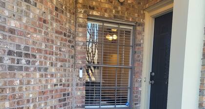 Cozy Two bedroom Condo with AC and WiFi in enjoyable Arlington