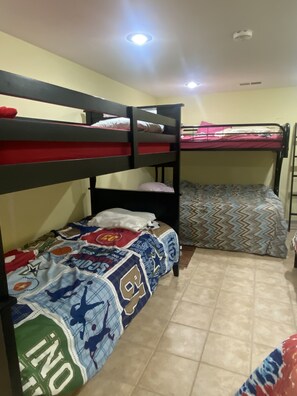 4 quartos, cofres nos quartos, berço de viagem, roupa de cama