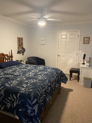 4 bedrooms, in-room safe, travel cot, bed sheets - 4 bedroom 4.5 bath family vacation home on the lake!
sleeps 12; (Higden)