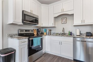 Een koelkast, een magnetron, een oven, een kookplaat