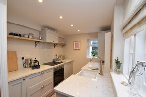 Fridge, oven, stovetop, dishwasher - 5 East Street Rye, Family and dog friendly cottage in the heart of the old town (Rye)
