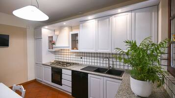 Kühlschrank, Mikrowelle, Ofen, Herdplatte