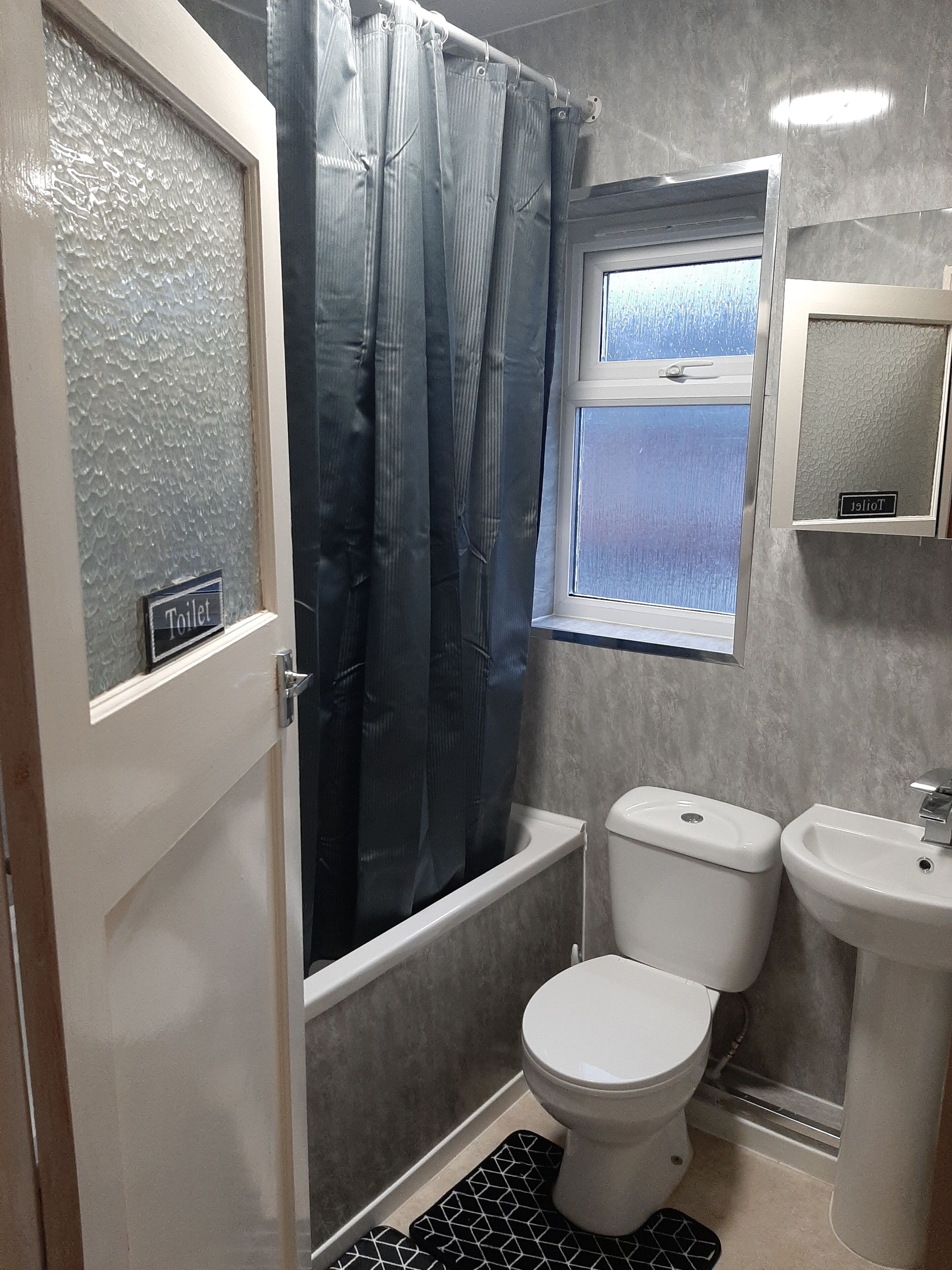 タオル、トイレットペーパー