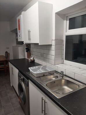 Fridge, stovetop, cookware/dishes/utensils - Galore De Hovingham  (North Ormesby)