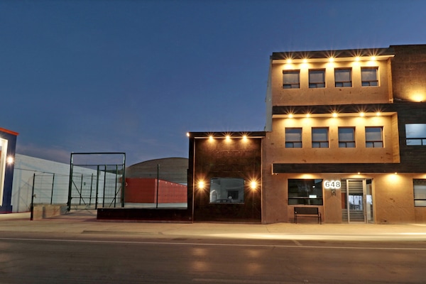 Vista frontal de la propiedad por la tarde o noche