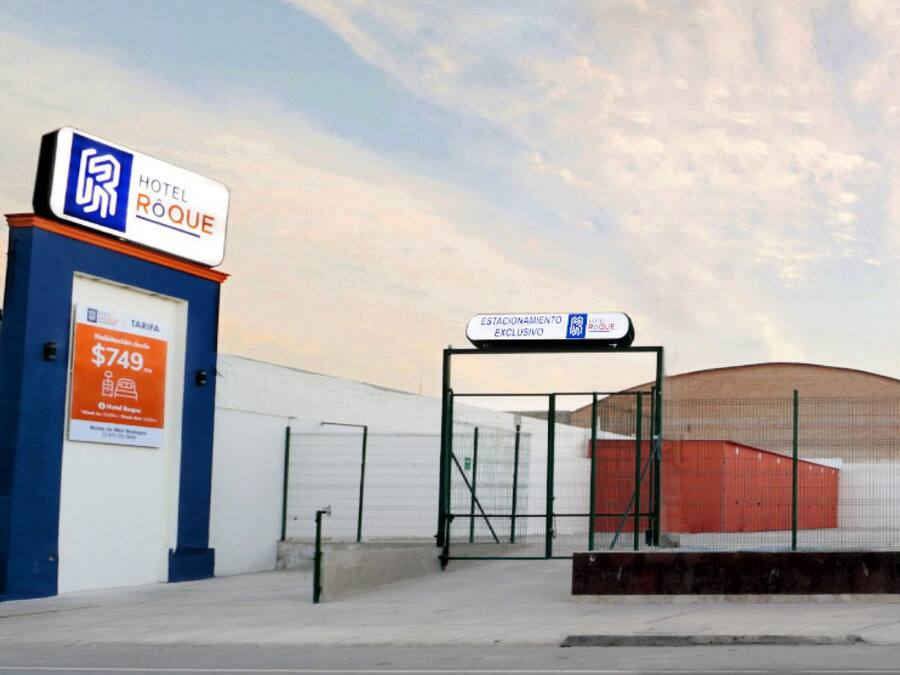 Entrada de hotel con un letrero que indica un precio de $749 por noche.