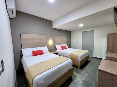 Quarto triplo | Wi-Fi de cortesia, roupa de cama. Hotel Roque