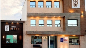 A modern hotel with a flat facade, multiple windows, and a visible entrance. - Hotel Roque (Torreón)