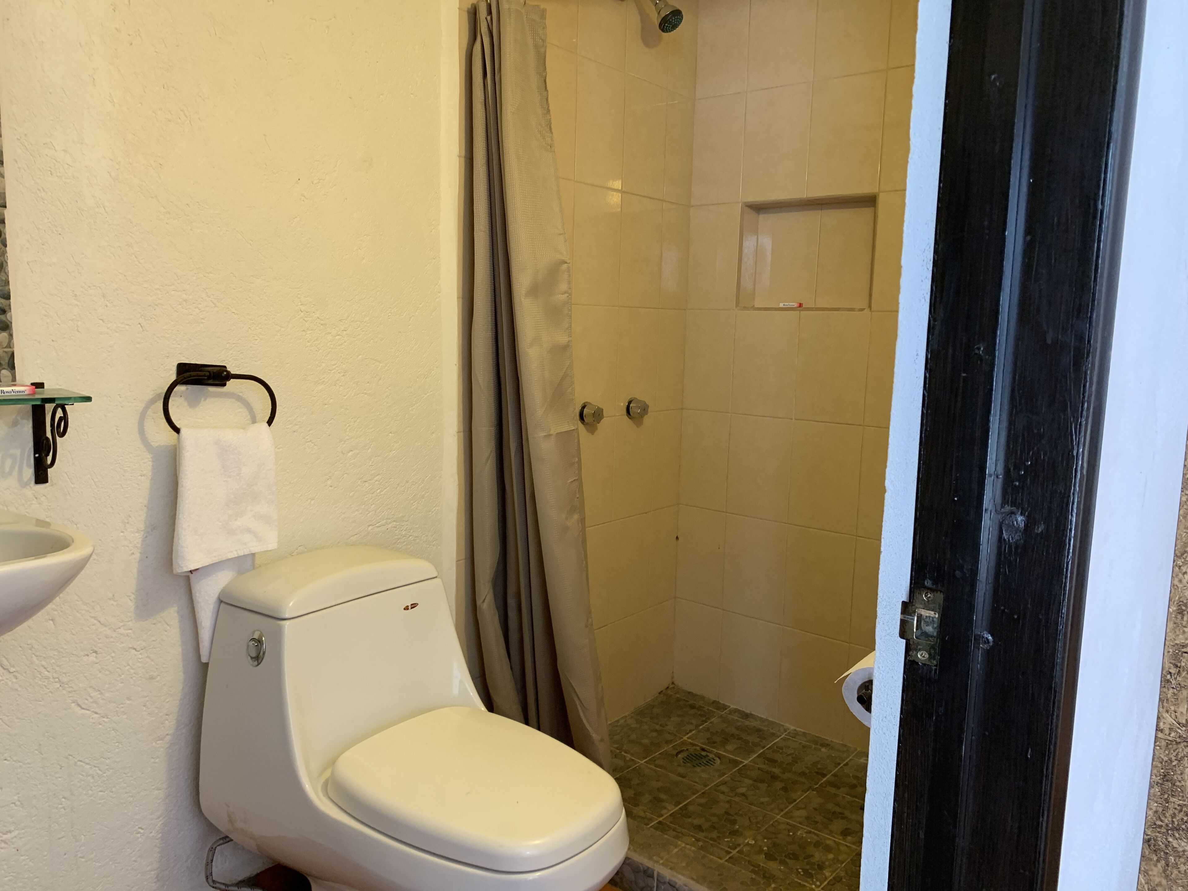 Standard Apartment | Bathroom | Free toiletries, towels, toilet paper