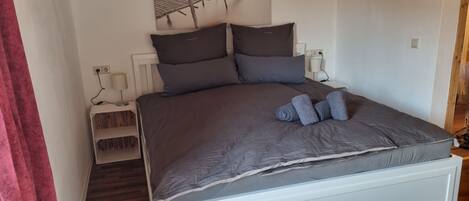 2 bedrooms, iron/ironing board, travel cot, free WiFi