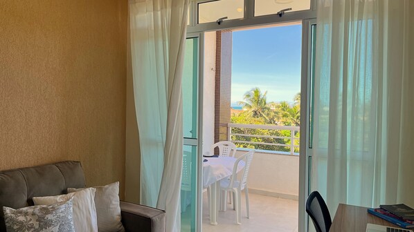 设计公寓 | 起居区 | 43-英寸智能电视（配备卫星频道）、Netflix、流媒体服务