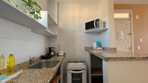 Design Apartment | Private kitchen | Fridge, microwave, coffee/tea maker, cookware/dishes/utensils - 2 suítes ideal p/ amigos e casais (Aquiraz)