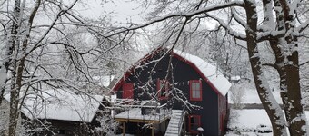 Light-filled loft minutes from lake and slopes