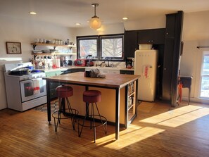 Kjøleskap, mikrobølgeovn, ovn og kokeplater