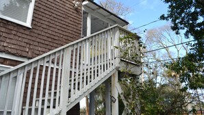 Ein Haus mit Holzterrasse und Veranda.